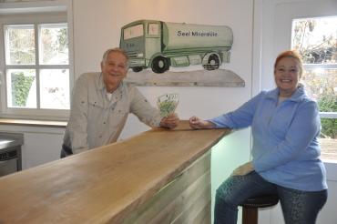 Das Bild zeigt Manfred Seel bei der Spendenübergabe an Brigitte Scherb. 