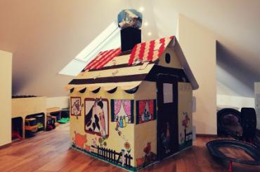 Bei Benedikt (6) und Josefina (3) in Ehringen steht ein Fachwerkhaus mit Storchennest.