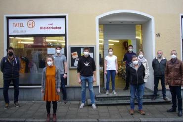 Personen mit Maske vor Nördlinger Tafel CaDW