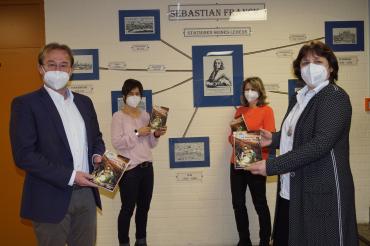 Fackler, Mandlik, Schleier und Hörmann mit Kinderbuch in Sebastian-Franck-Grundschule