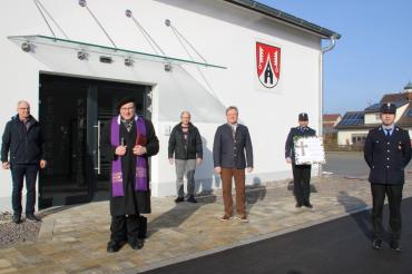 Sechs Personen stehen vor Feuerwehrgerätehaus Fünfstetten