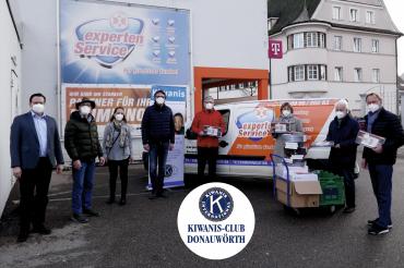 Herr Wagner von Expert Arndt  Fred Jansen, Christine Hörmann und Vize-Präsident Joachim Schoser - Kiwanis Club Donauwörth  Rektor Herr Müller von St. Ursula Rektorin Frau Ritzka von der Ludwig-Auer-Mittelschule  Felix Späth von den Kiwanis   Herr Freissler, Vorstand des Fördervereins der Mittelschule 
