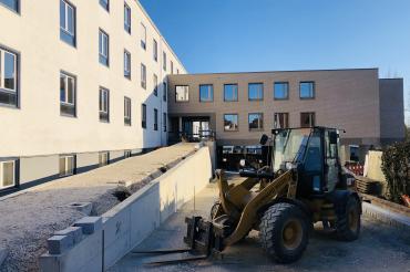 Das Bild zeigt den Gebäudeanbau des Finanzamtes in Donauwörth. 