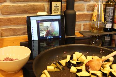 Die Zwiebeln sind angedünstet, die Auberginen schmoren in der Pfanne. Silke Knoll erklärt jeden Schritt beim Kochen der Pasta alla Norma genau.