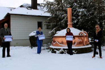 Ralf Winkler (Ladebereich), Jörg Gruber (Abfüllung), Katja Maier (Personal) und Pia Kollmar (Geschäftsführerin) bei der Scheckübergabe.