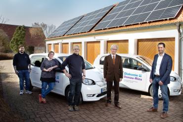 Das Bild zeigt Adrian Wörle, Claudia Holzmeier, Matthias Schwarz, Stiftungsratsvorsitzender Pfarrer Reinhard Caesperlein und Diakonie-Geschäftsführer Johannes Beck.