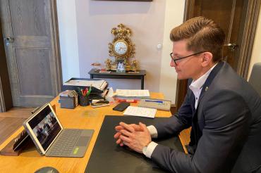 Das Bild zeigt Oberbürgermeister David Wittner im Video-Gespräch mit der tschechischen Partnerstadt Olomouc