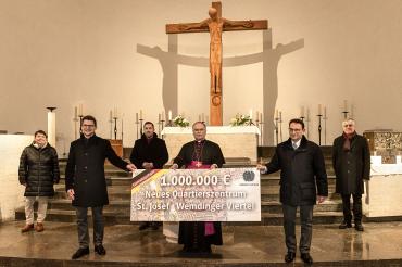 Auf dem Bild von links: Pastoralratsvorsitzende Susanne Winter, Oberbürgermeister David Wittner, Stadtpfarrer Benjamin Beck, Bischof Dr. Bertram Meier, Bundestagsabgeordneter Ulrich Lange, Kirchenpfleger Josef Lechner. 