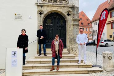 Das Bild zeigt Johanna Frickhinge, Oberbürgermeister David Wittner, Susanne Vierkorn und Stephan Guyot vor dem Rathaus. 