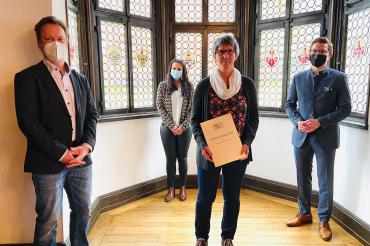 Das Bild zeigt Hortleiter Martin Wiedemann, Sachgebietsleiterin Personalwesen Manuela Kleebauer, Erzieherin Else Lang, Oberbürgermeister David Wittner