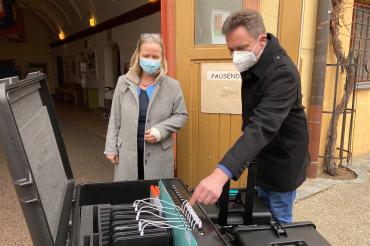 Das Bild zeigt Georg Kugler und Birgit Obermair bei der Übergabe der iPads. 