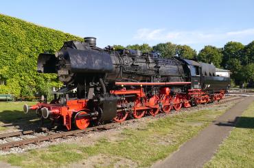 Das Bild zeigt eine historische Eisenbahn.