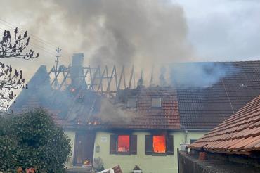 Das Bild zeigt einen Wohnhausbrand in Brünsee