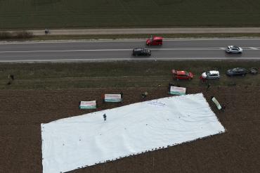 Das Bild zeigt die Folienaktion der Initiative B25-Mittendrin in Möttingen.