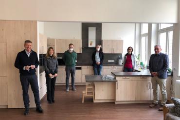Das Bild zeigt Dr. Ludger Hermeler (Geschäftsführer Sternstunden), Frau Babett Theile-Ochel (Projektbearbeitung Sternstunden) Johannes Eißner (Hausleiter Kinderheim) Uwe Dolzer (Bereichsleitung Wohnen), Susanne Moser-Knoll (Architektin), Manfred Steger (stellv. Geschäftsführer).