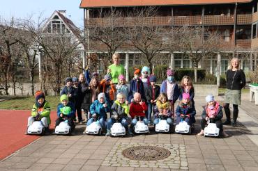 Das "Haus für Kinder" mit ihren neuen Bobby Cars. 