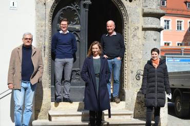 Das Bild zeigt Stephanie Quitterer bei ihrer Vorstellung am Rathaus Nördlingen. 