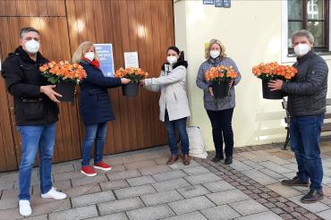 Auf dem Bild sind Cihangir Kasapoglu (SPD Vorstand), SPD-Stadträtin Gudrun Seidel, Frau Takafi (Pflegedienstleitung) und Frau Kleinhenz (Hauswirtschaftsleitung) und Jürgen Jäckel (SPD Vorstand) zu sehen.