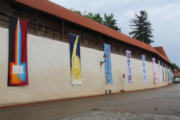 Das Bild zeigt die aufgehängten Kunstfahnen. 