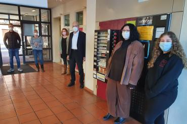 Das Bild zeigt den Fair-o-mat bei seiner Einweihung. 