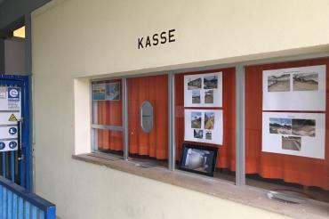 Auf dem Bild ist der Schaukasten im Eingangsbereich des Freibads zu sehen. 