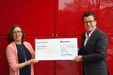 Das Bild zeigt Maria Schreitmüller, Betriebsratsvorsitzende der Grenzebach Maschinenbau GmbH und Dr. Steven Althaus, Geschäftsführer der Grenzebach Gruppe. 