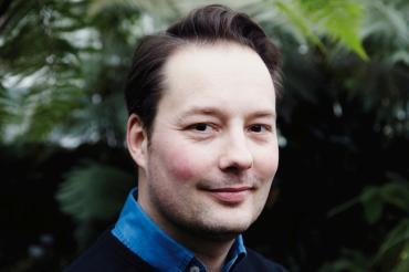 Das Bild zeigt Tom Hillenbrand