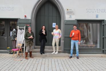 Das Bild zeigt die Inhaber des Marktlädle, der Galerie Kunst und Handwerk, von Willer Fashion den Genuss Boxen. 