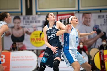 Das Bild zeigt Julia Köppl (links) und eine Spielerin der BasCats Heidelberg. 