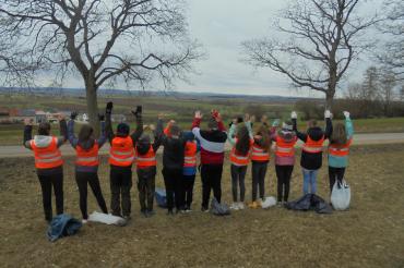 Das Bild zeigt die Schüler der MS Oettingen bei ihrer Müllsammelaktion. 