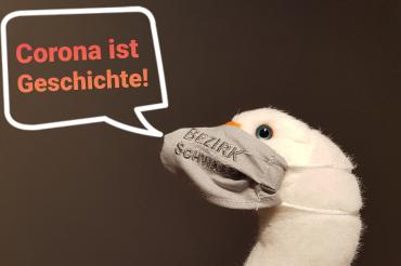 Das Bild zeigt die Museumsgans Marie mit Maske. 