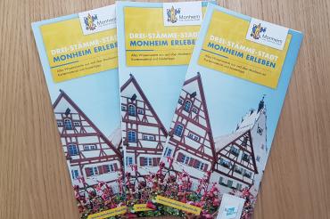 Das Bild zeigt den neuen Freizeit-Folder der Stadt Monheim.