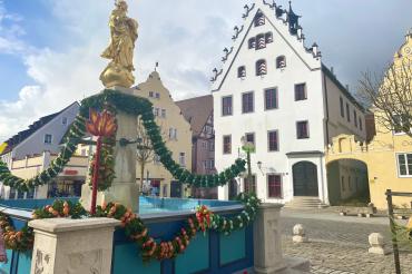 Der Wemdinger Osterbrunnen.