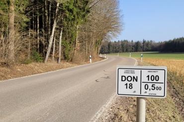 Abschnitt der Kreisstraße DON 18. 