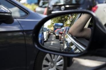 Das Bild zeigt den Außenrückspiegel eines Pkw. 