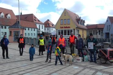 Das Bild zeigt die Plogging-Gruppe. 