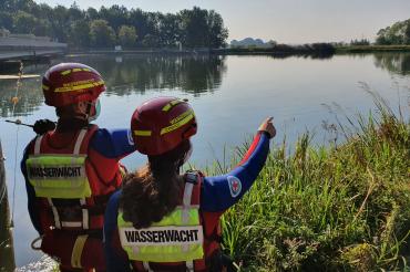 Das Bild zeigt zwei Mitglieder der Kreiswasserwacht Nordschwaben. 
