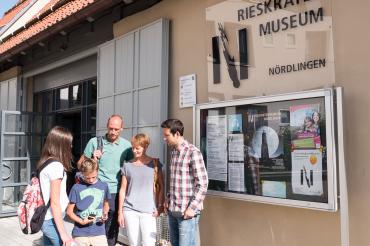Das Bild zeigt Touristen vor dem Rieskratermuseum in Nördlingen. 