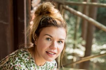 Das Bild zeigt Autorin Romy Hausmann. 