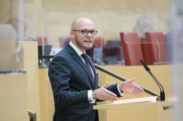 Das Bild zeigt Dr. Fabian Mehring. 