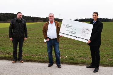 Das Bild zeigt Fridolin Gößl (Bürgermeister der Gemeinde Oberhausen), Herr Dr. Michael Schmiz (Gewinner und Spender), Herr Robert Freiberger (Geschäftsführer der Stiftung Sankt Johannes)