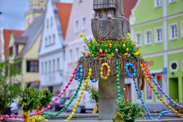 Das Bild zeigt den Osterbrunnen am Oettinger Marktplatz 