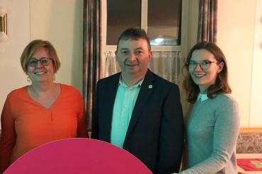 Auf dem Bild sind Bärbel Stahl, Albert Riedelsheimer und Katrin Gleißner zu sehen. 