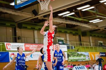 Angels-Centerin Tori Waldner