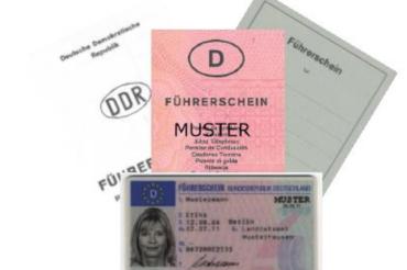 Das Bild zeigt die unterschiedlichen Führerscheine der letzten Jahrzehnte. 