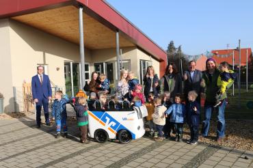 Unser Bild zeigt: Stefan Fackler von der RVB Ries (links), Einrichtungsleiterin Petra Steinmeyer (Vierte von links) und Bürgermeister Dietmar Höhenberger mit Mitarbeiterinnen und Kindern der Kindertagesstätte Schwörsheim. 