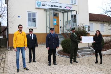 Das Bild zeigt die Spendenübergabe in Hausen. 