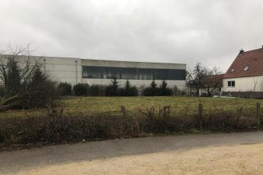 Auf diesem Grundstück in Donauwörth soll in Zukunft die Mehrzweckhalle gebaut werden. 