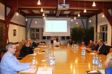 Bauausschussmitglieder Oettingen sitzen an Sitzungstisch