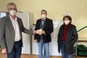 Werner Rauch, Branko Schäpers, Marianne Wagner bei Spendenübergabe